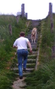 Tijmen en Tjakkar: in relatie samen de trap op rennen, bij Den Nul